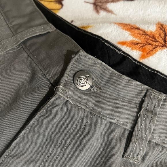 Gray Volcom Mens Shorts 30" - Picture 2 of 4